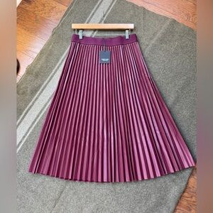 NWT Skirt for the Holidays 🎄✨🥂 Vera Wang Faux Leather Pleated Skirt, Medium